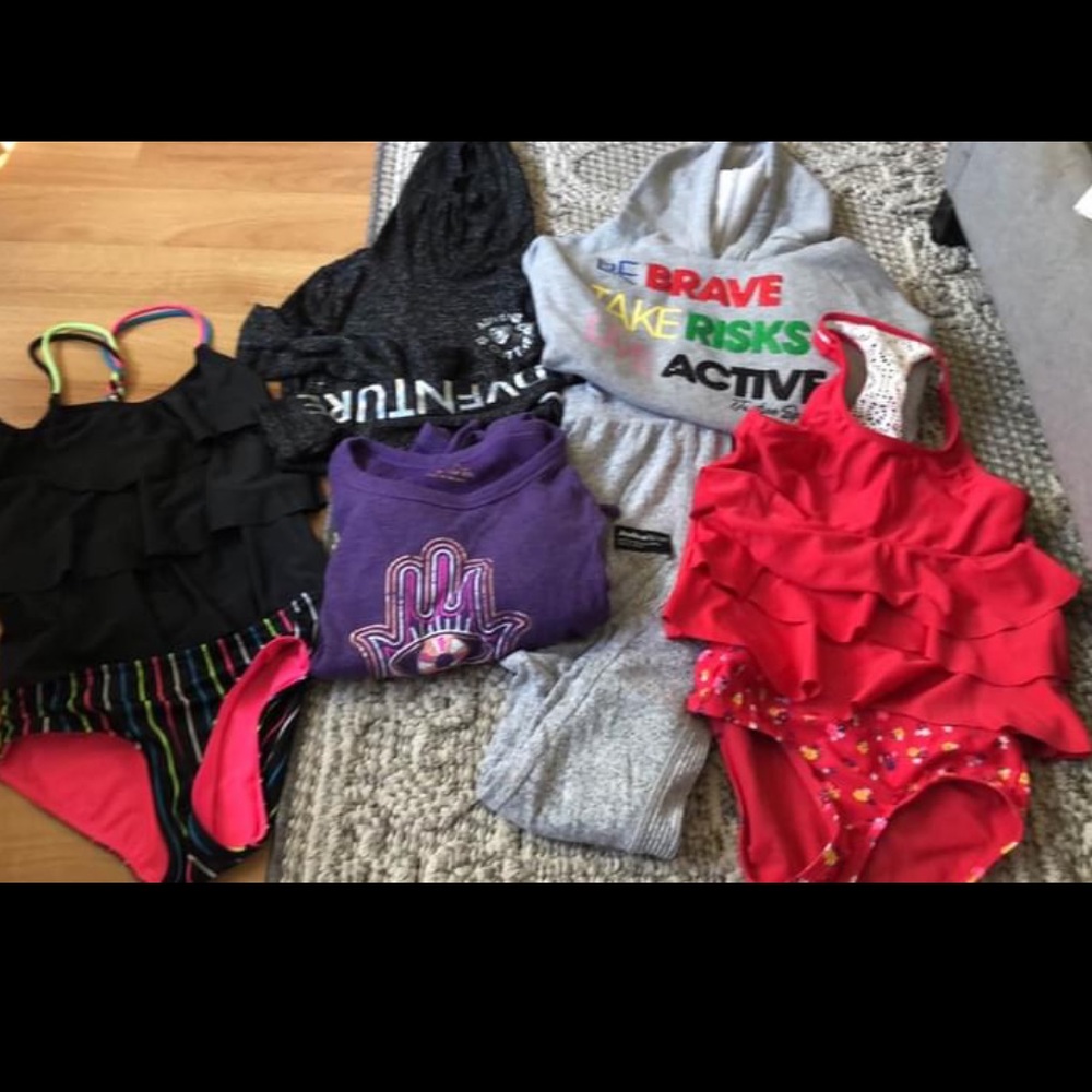 Girls size 7/8 Justice Pack. Swim suits, sweats, sweatshirts and more😊.
